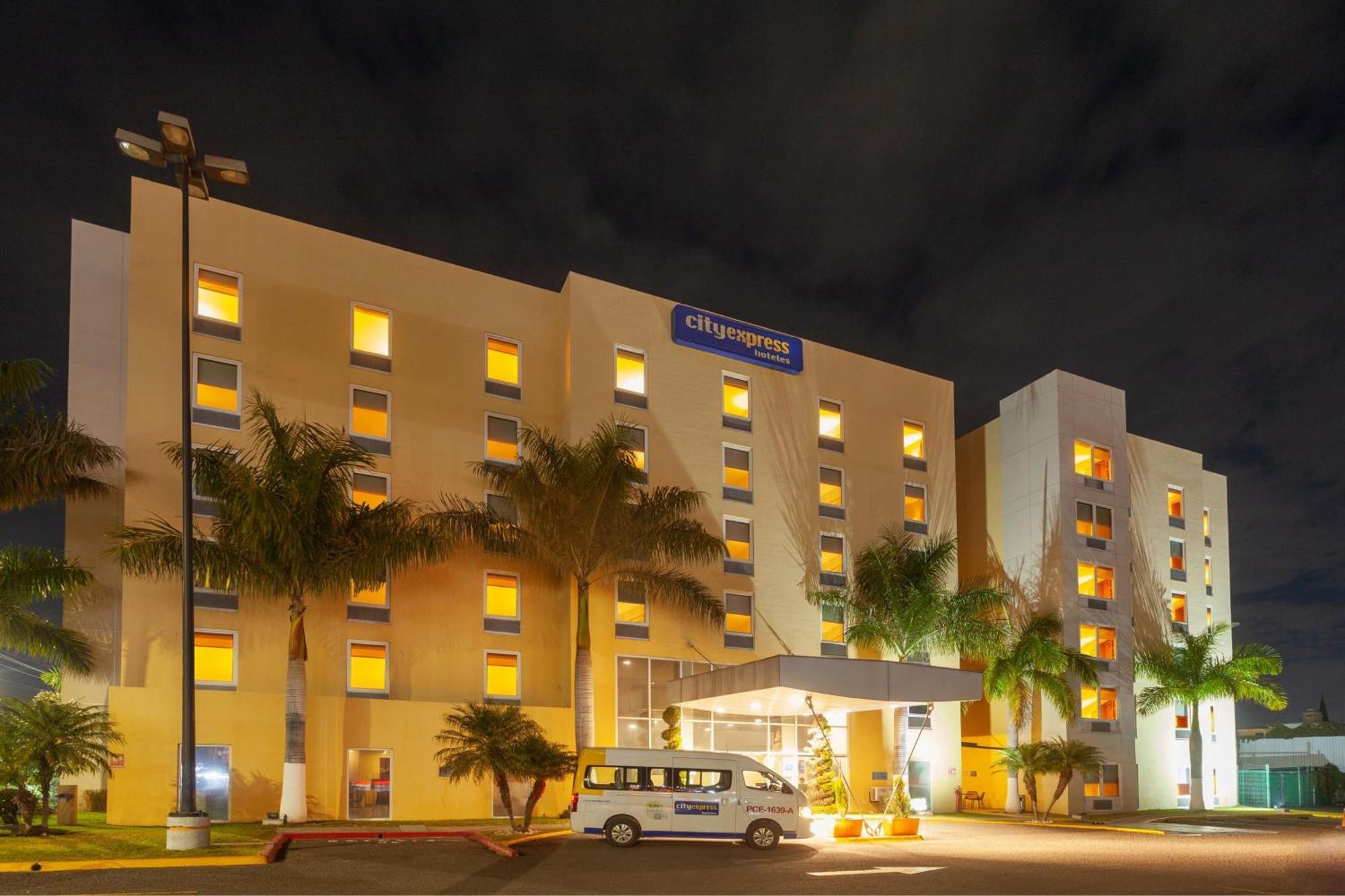City Express By Marriott Celaya Parque Exteriér fotografie